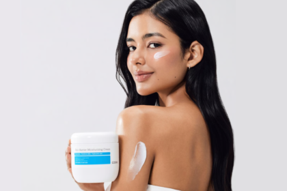 Modell med COSRX Skin Barrier Moisturizing Cream burk och kräm på huden