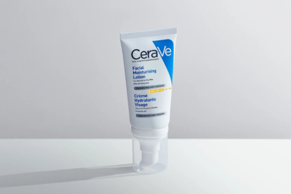 CeraVe Facial Moisturising Lotion SPF50 tub på vit yta med skuggspel