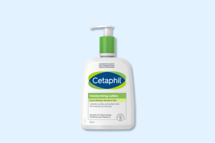 Cetaphil Moisturizing Lotion pumpflaska på ljusblå bakgrund för känslig hud