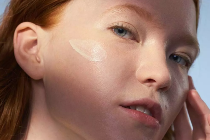 Modell med La Roche-Posay Anthelios UVmune 400 Ultra Light SPF50+ solskydd flytande på huden