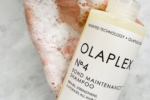 Olaplex No.4 Bond Maintenance Shampoo flaska och lödder i hand på marmor